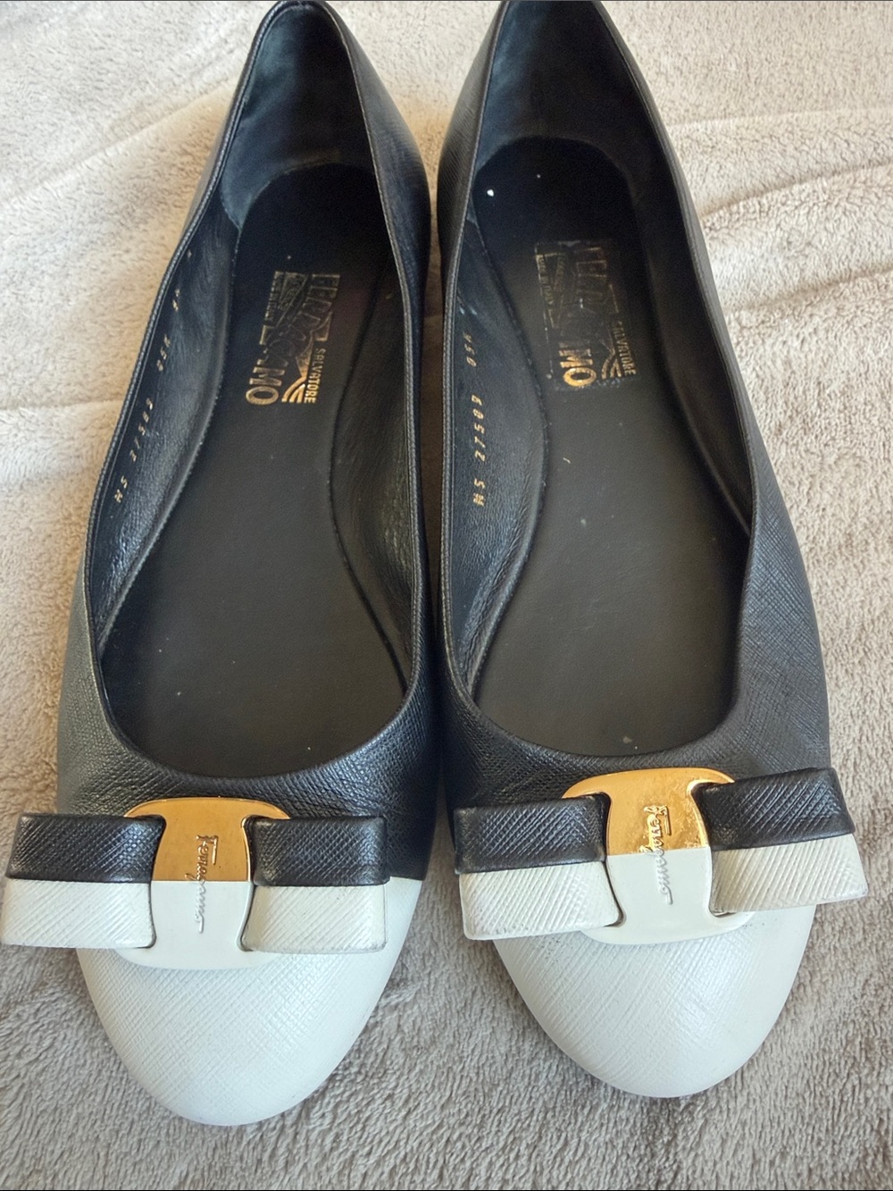 Salvatore Ferragamo Black and White Vara Bow Leather Flats - Picture 9 of 12